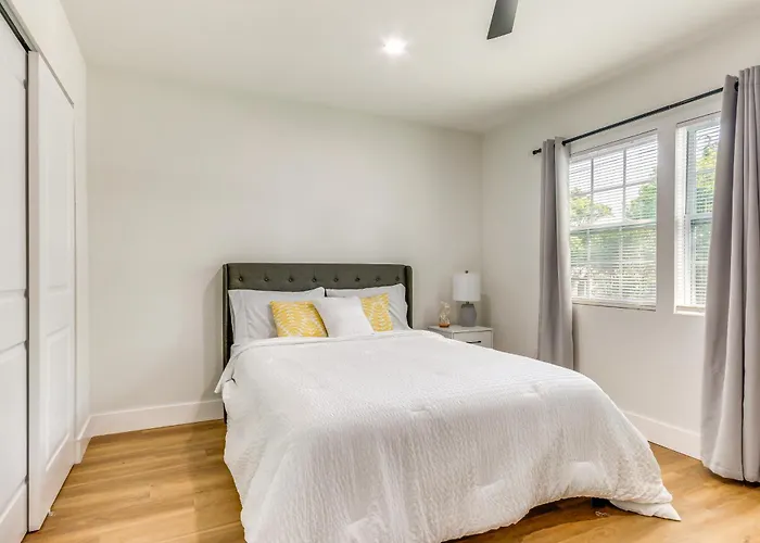 Walk To Parks & Dining: Family Home! * Pensacola
