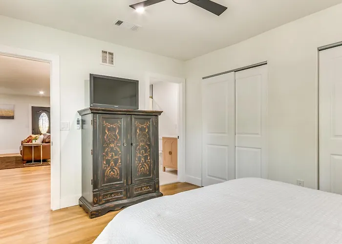 Walk To Parks & Dining: Family Home! Holiday home Pensacola