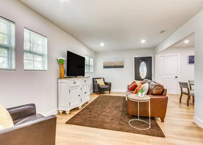 Walk To Parks & Dining: Family Home!