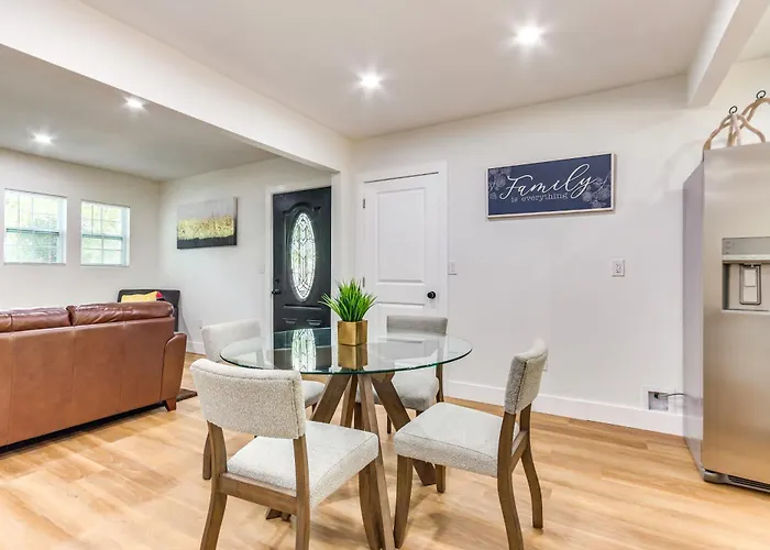 Walk To Parks & Dining: Family Home! Holiday home Pensacola