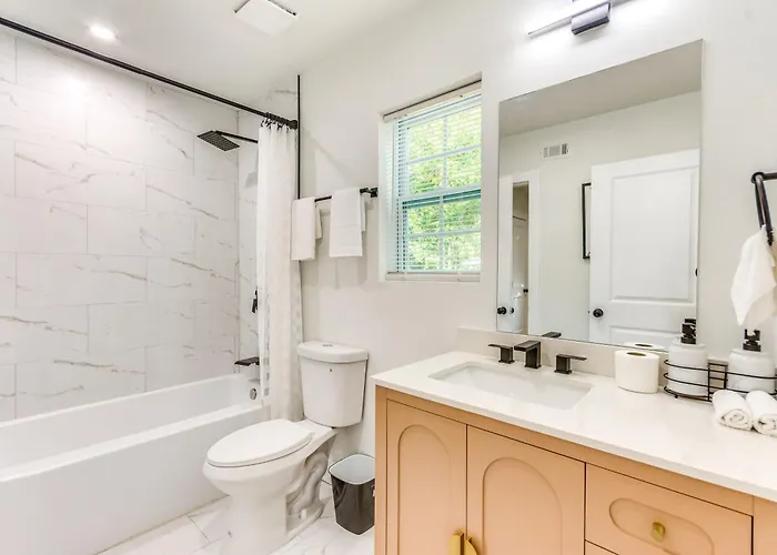 Walk To Parks & Dining: Family Home! Pensacola