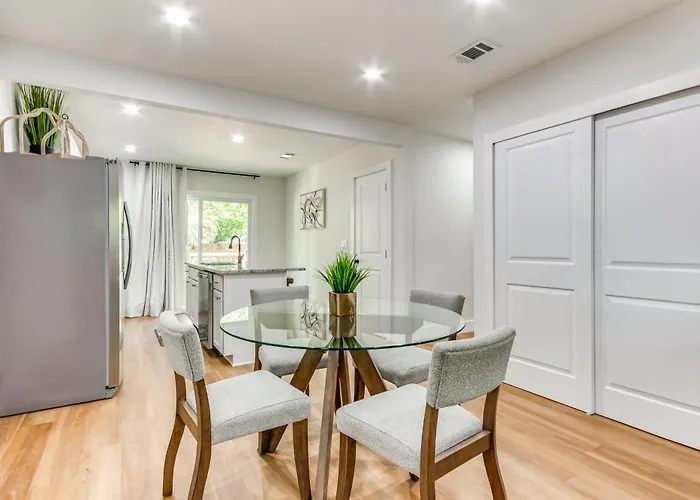 Holiday home Walk To Parks & Dining: Family Home!