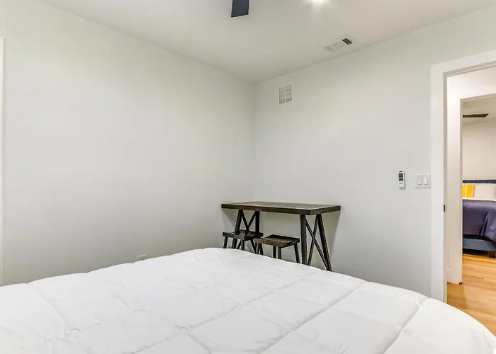 Walk To Parks & Dining: Family Home! Holiday home *