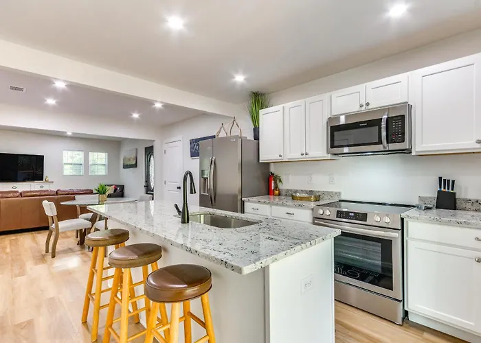 Walk To Parks & Dining: Family Home! Holiday home Pensacola