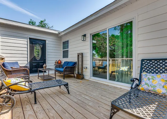 Walk To Parks & Dining: Family Home!