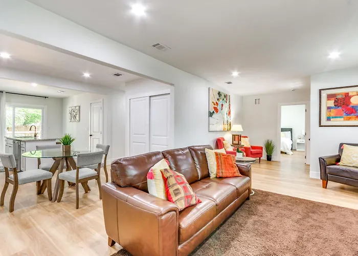 Walk To Parks & Dining: Family Home! Holiday home
