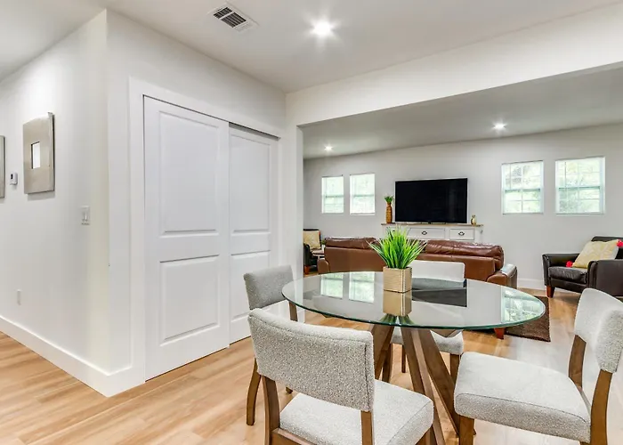 Walk To Parks & Dining: Family Home! Holiday home *