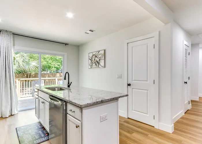 Walk To Parks & Dining: Family Home! Pensacola