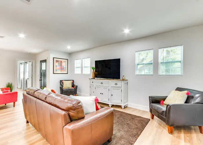Walk To Parks & Dining: Family Home! * Pensacola