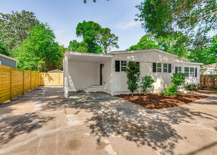 Walk To Parks & Dining: Family Home! Pensacola