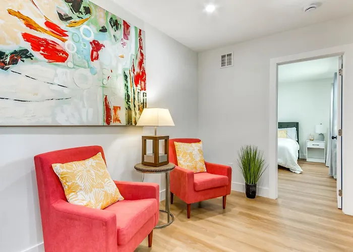 Holiday home Walk To Parks & Dining: Family Home!